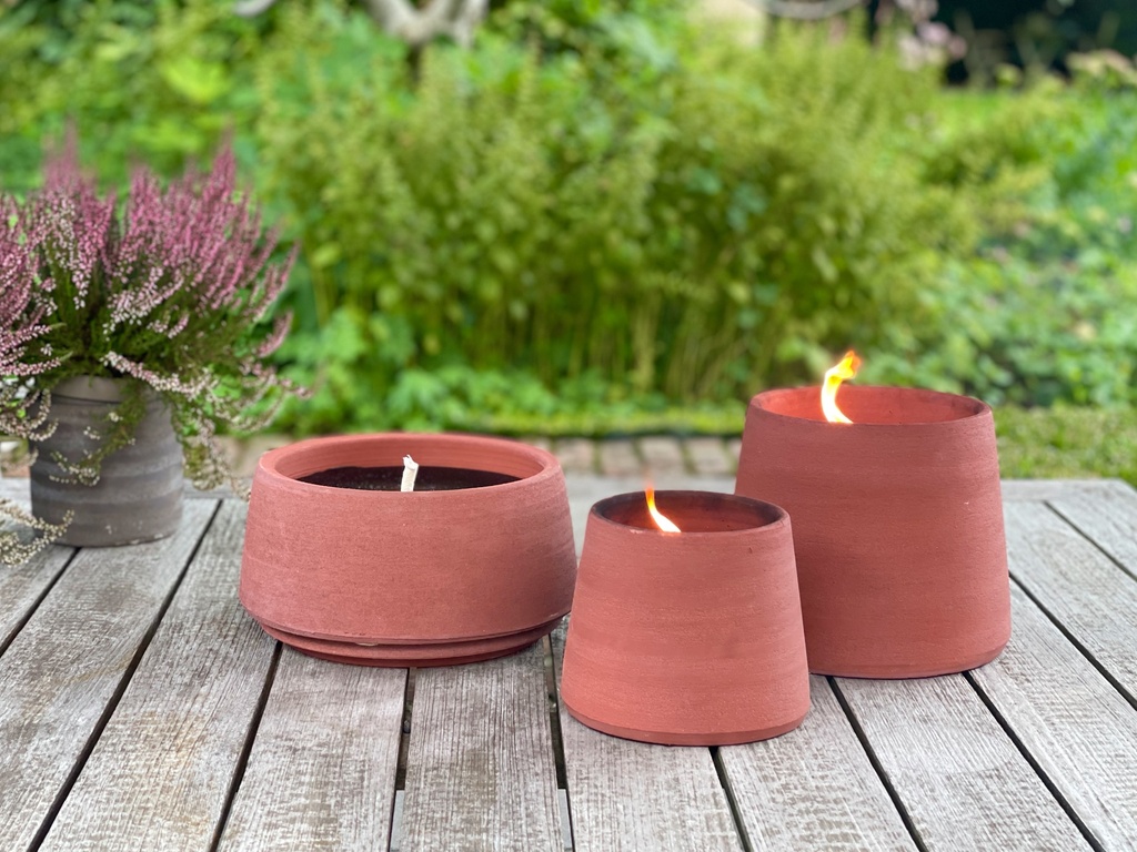 Red terracotta scented (Lavender / Rosemary / Pine) outdoor candle - Conical with cover in Black Giftbox - Ø 23x12cm - 1 ext. cot. - p /2