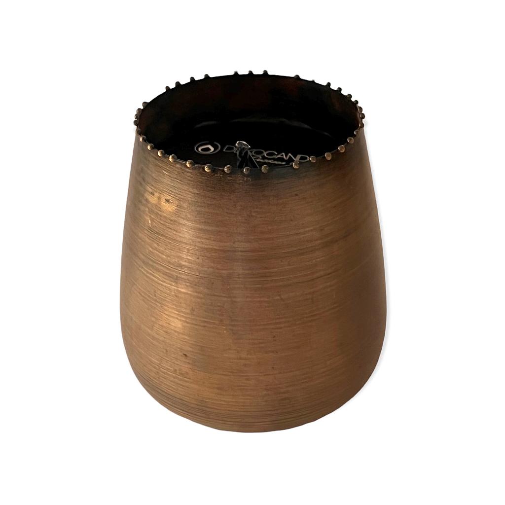 Small candle in brass metal planter - Ø 10x10,5 cm - 1 - ext. cot. - p/6